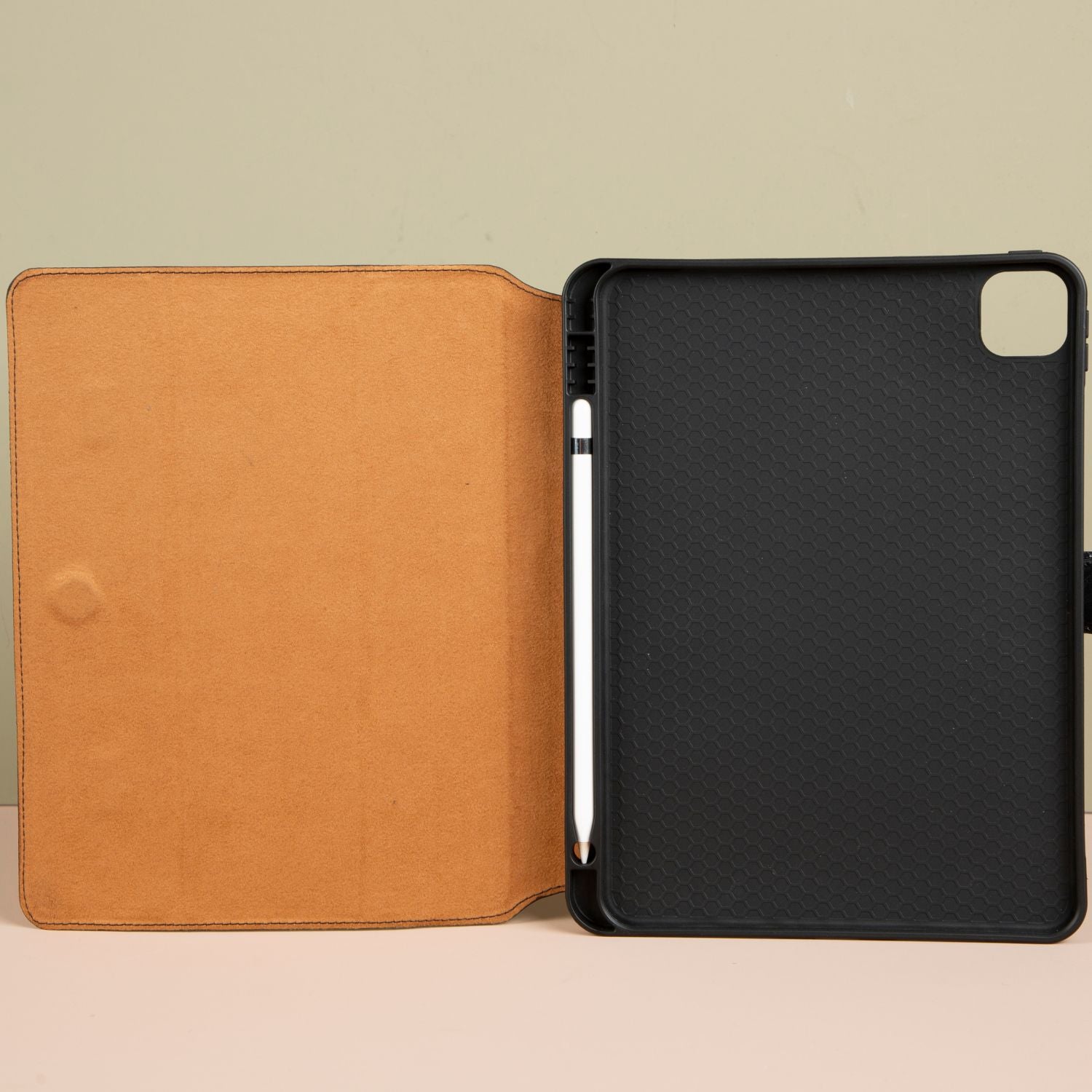 Handcrafted Leather Case for iPad Pro 11 Black | PATERSON