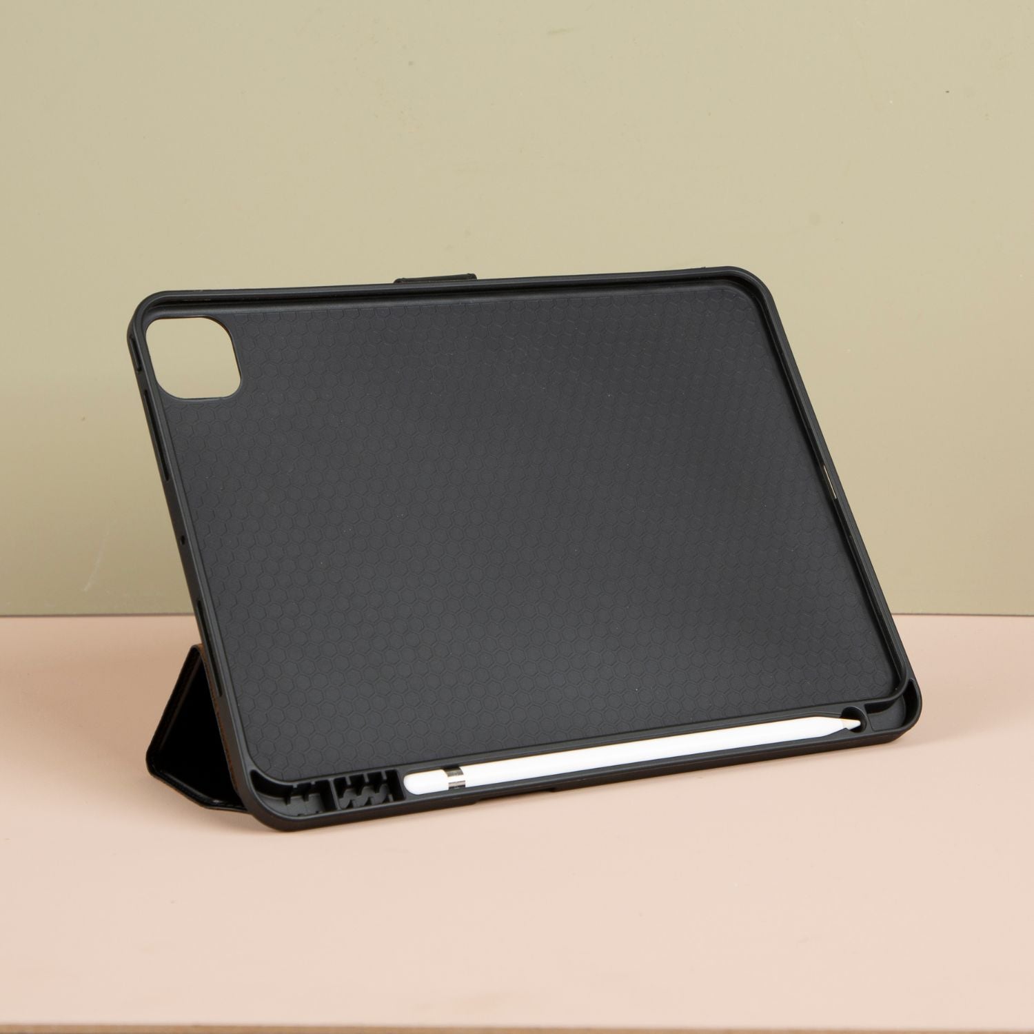 Handcrafted Leather Case for iPad Pro 11 Black | PATERSON
